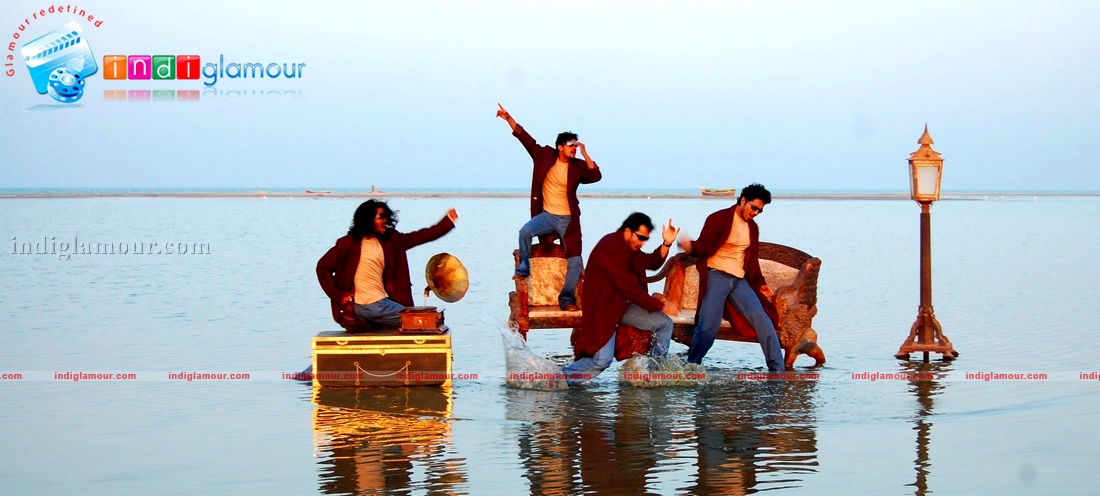 Ninaithale Inikkum Movie hd photo